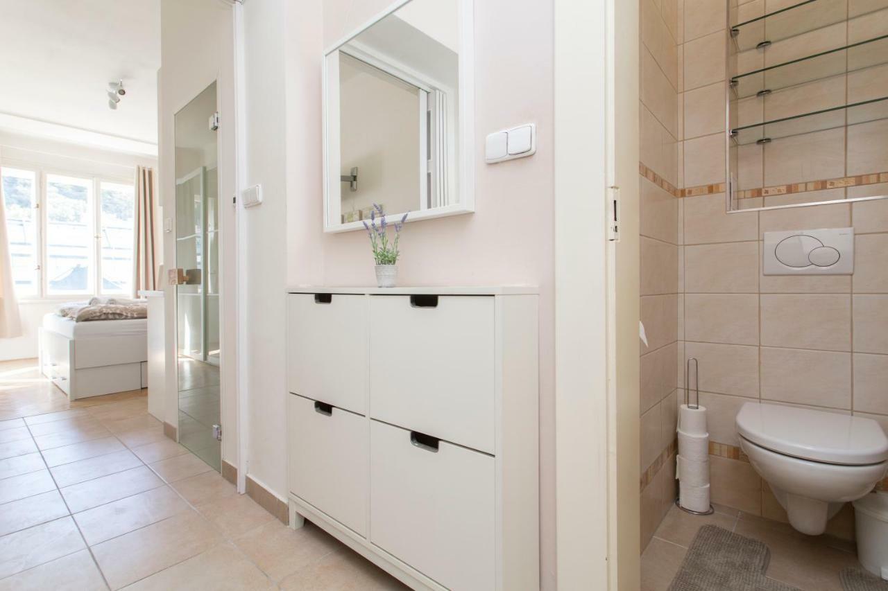 Cozy Studio With Parking Near City Center Praga Exterior foto