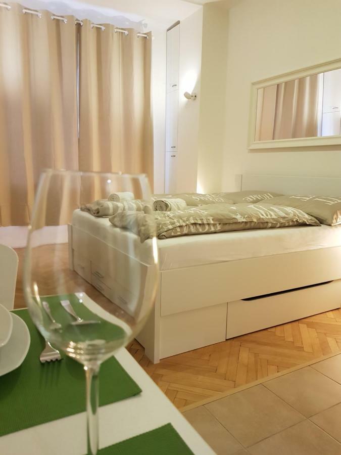Cozy Studio With Parking Near City Center Praga Exterior foto